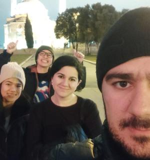 一群人站在纪念碑前