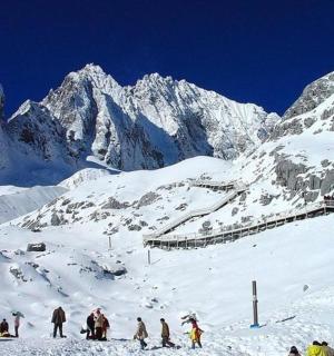 一群人在白雪皑皑的山上滑雪