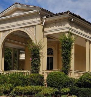 一栋前面长满常春藤的大房子