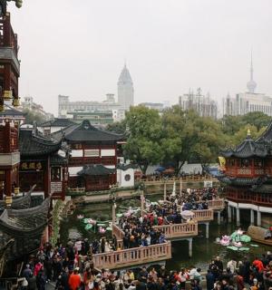 一大群人站在建筑物前