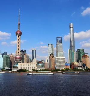 大城市与大片水域的景观