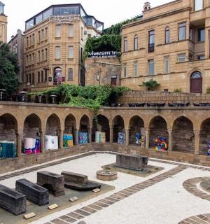 带有喷泉和建筑物的建筑物庭院