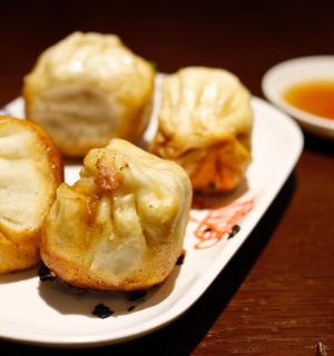 桌子上放着四盘食物的盘子