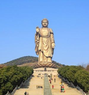 公园里的一座大雕像，周围有人散步