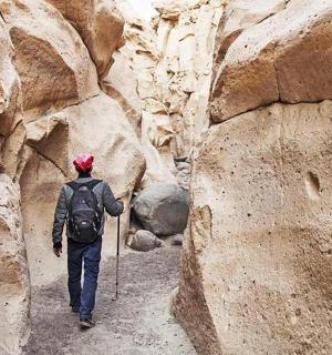 一名男子沿着峡谷小路行走