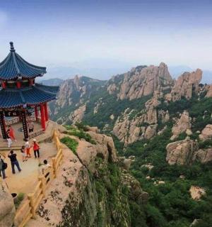 一群人站在山边