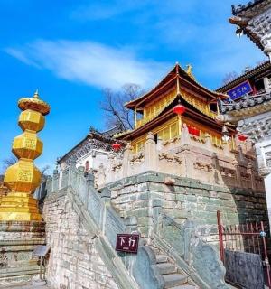 一座侧面有金色塔楼的建筑