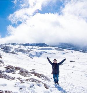 站在白雪皑皑的山顶上的人