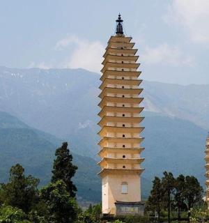 一座顶上有十字架的高楼