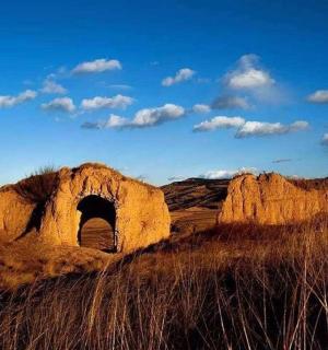 山中间有一条隧道的田野