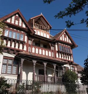 ein großes Holzhaus mit einem Walmdach