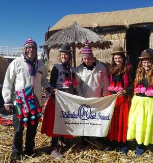 一群人在小屋前摆姿势拍照