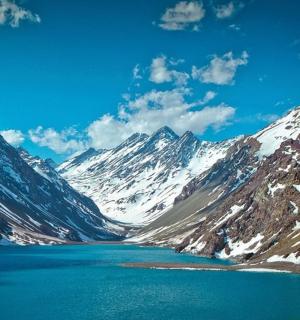 雪山中间的湖泊