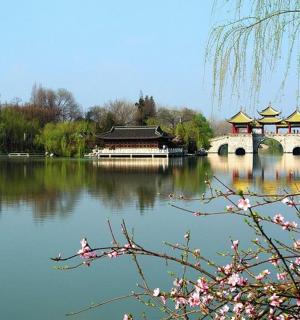 一座有桥的池塘、一座教堂和一座灯塔