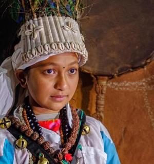 一个身着戏服、头戴篮子的小女孩