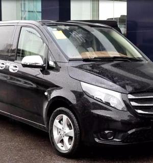 一辆黑色小型货车停在停车场