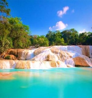 kolam air di hadapan air terjun