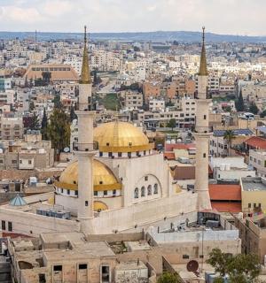 一座有清真寺的城市景观