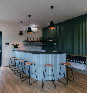 带凳子和绿墙的酒吧