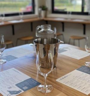 стіл, на якому стоять три келихи для вина