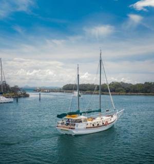 漂浮在一大片水域中的船