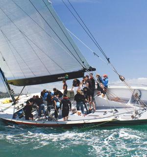 一群人在水中的帆船上