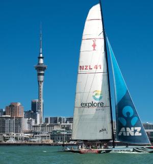 一艘帆船在水中，背景是奥克兰市