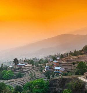 日落时分山上村庄的景色
