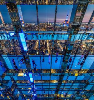 pohled na město z vrcholu mrakodrapu