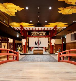 建筑物内设有舞台的走廊