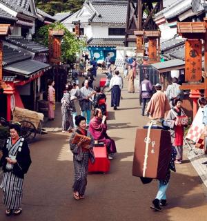 一群人走在有建筑物的街道上