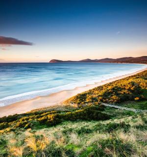 日落时海滩的鸟瞰图