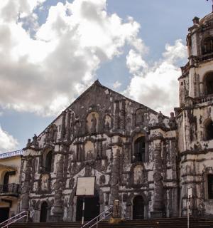 一座老教堂，前面停着一辆卡车