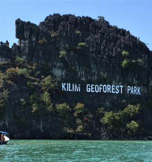 山前水中的两艘船