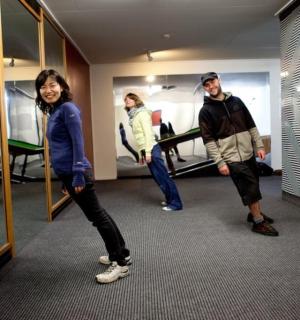 一群人站在房间里