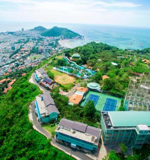 城市和海洋的鸟瞰图