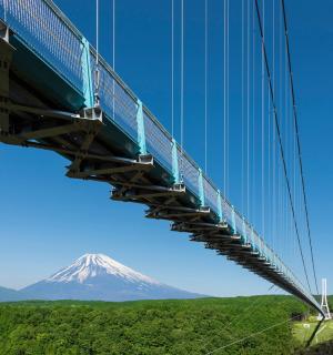 visutý most s horou v pozadí