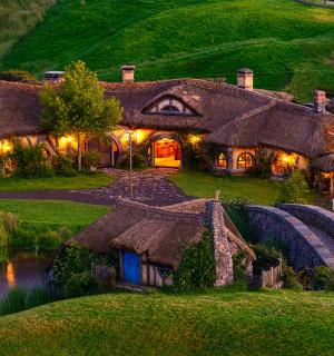 dům na kopci s rybníkem před ním