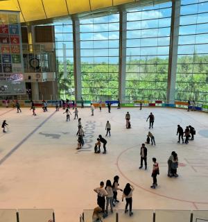 一群人在建筑物里玩滑板