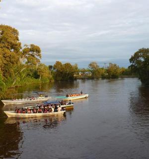 河上有两艘载满人的船