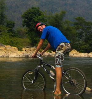 两名男子骑自行车过河