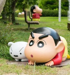 一群玩具动物坐在公园里