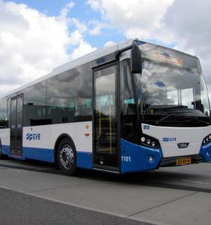 一辆蓝白相间的巴士停在停车场