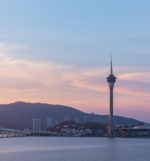 ein Blick auf eine Stadt mit einem Turm und einer Brücke
