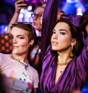 skupina lidí sedících v davu na večírku