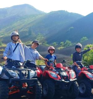 กลุ่มคนกำลังนั่งอยู่บนรถเอทีวีบนภูเขา