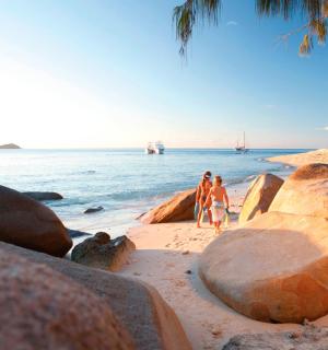 一群人在有岩石的海滩上散步