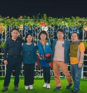 一群人站在植物展示前