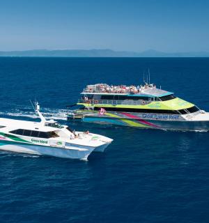 两艘船在水中，上面有人