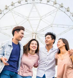 一群人站在摩天轮前